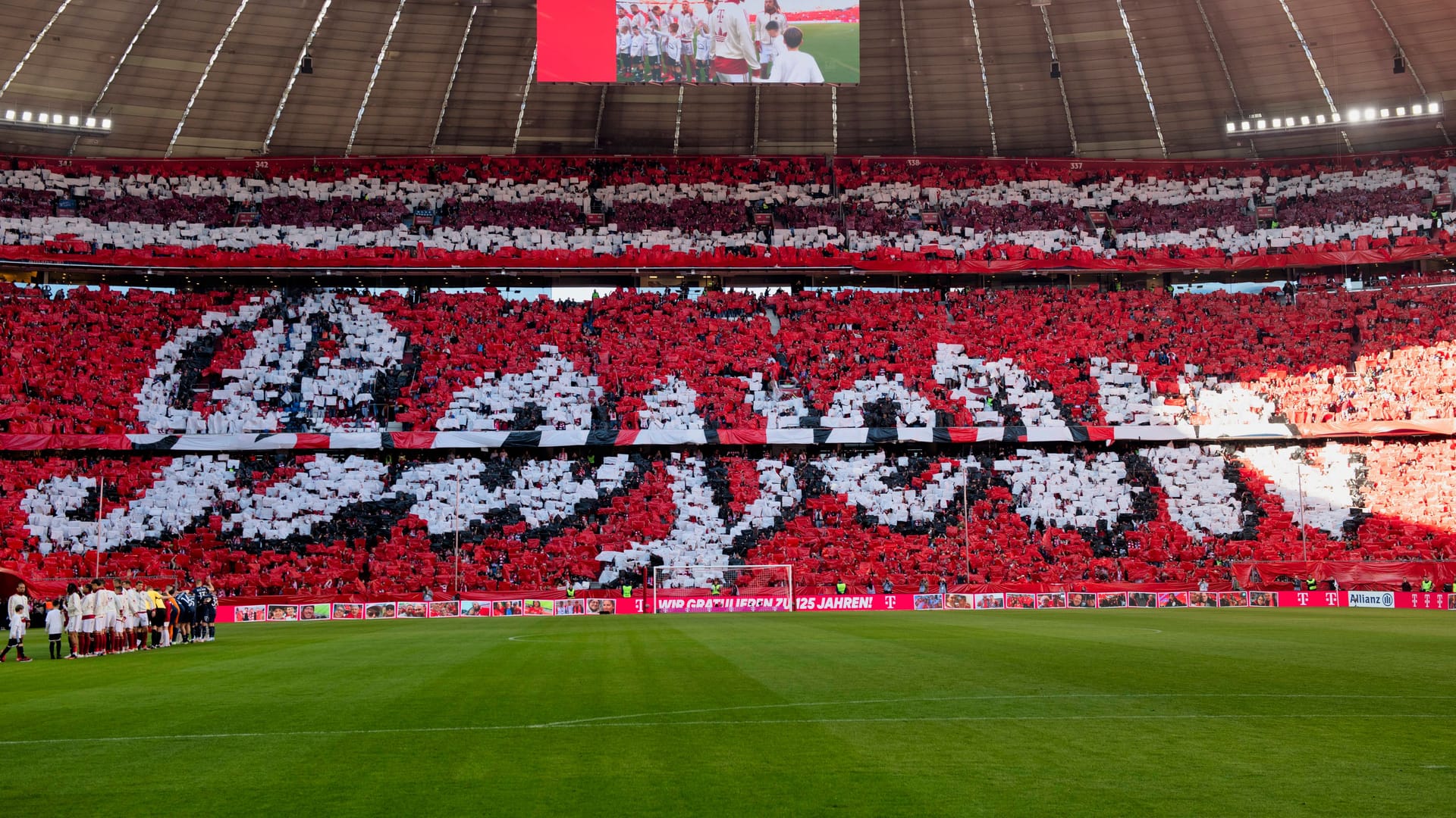 Choreografie der Bayern-Fans: Im Heimspiel gegen Bochum debütierte der Klub eine neue Stadionhymne.