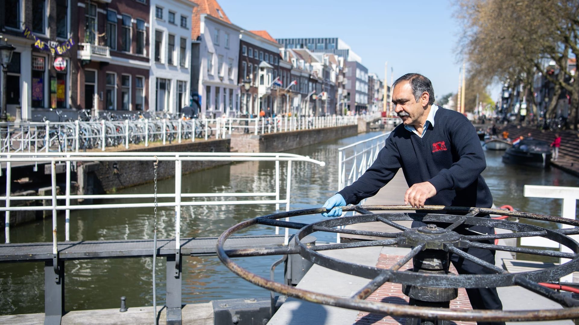 Utrecht hat eine Schleuse mit Türklingel für Fische