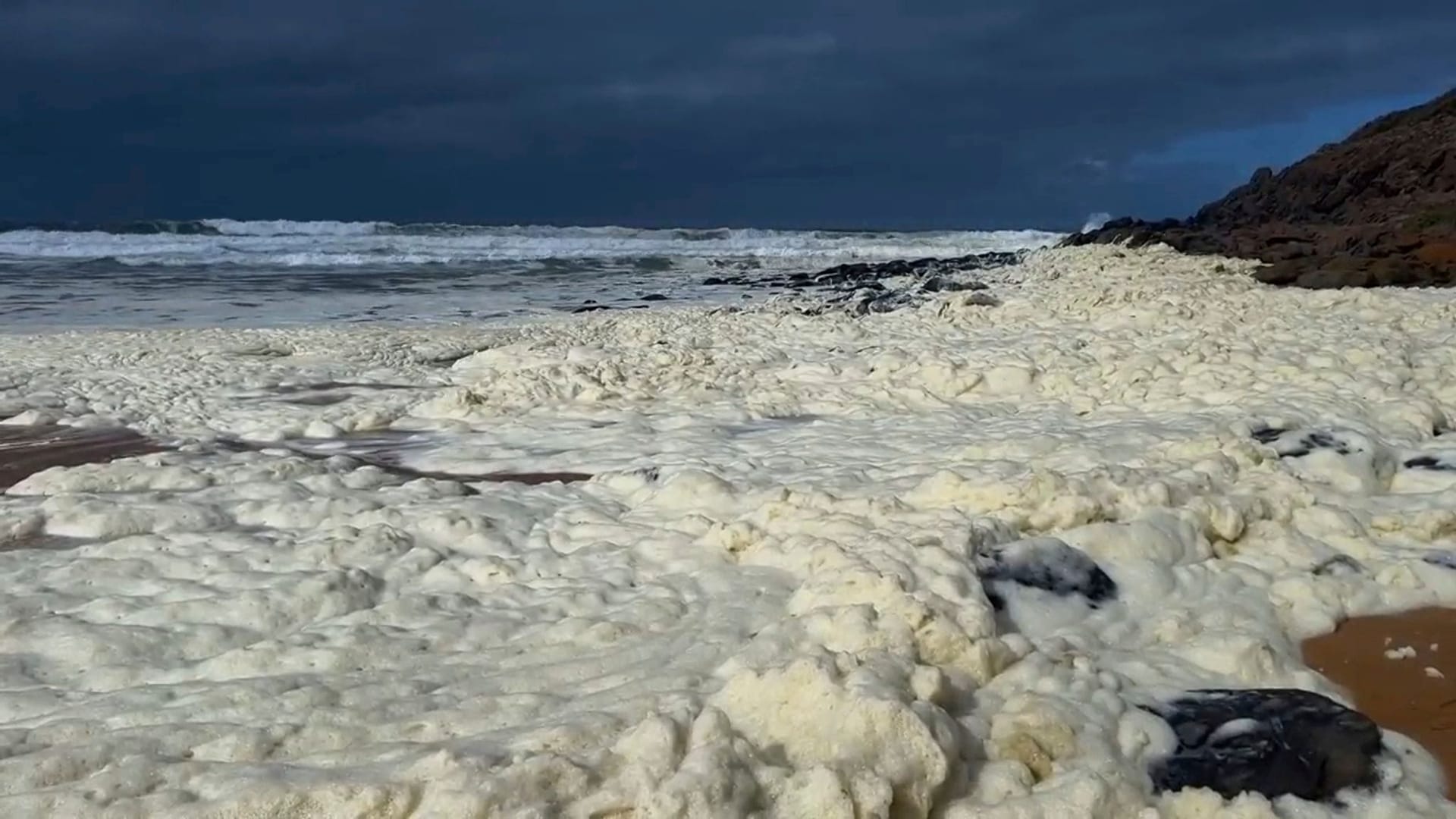 Rätsel um gelben Schaum und kranke Surfer in Südaustralien