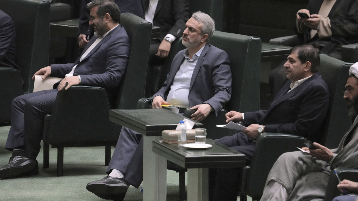 Irans damaliger Handelsminister Reza Fatemi Amin (links) im April 2023 im Parlament.