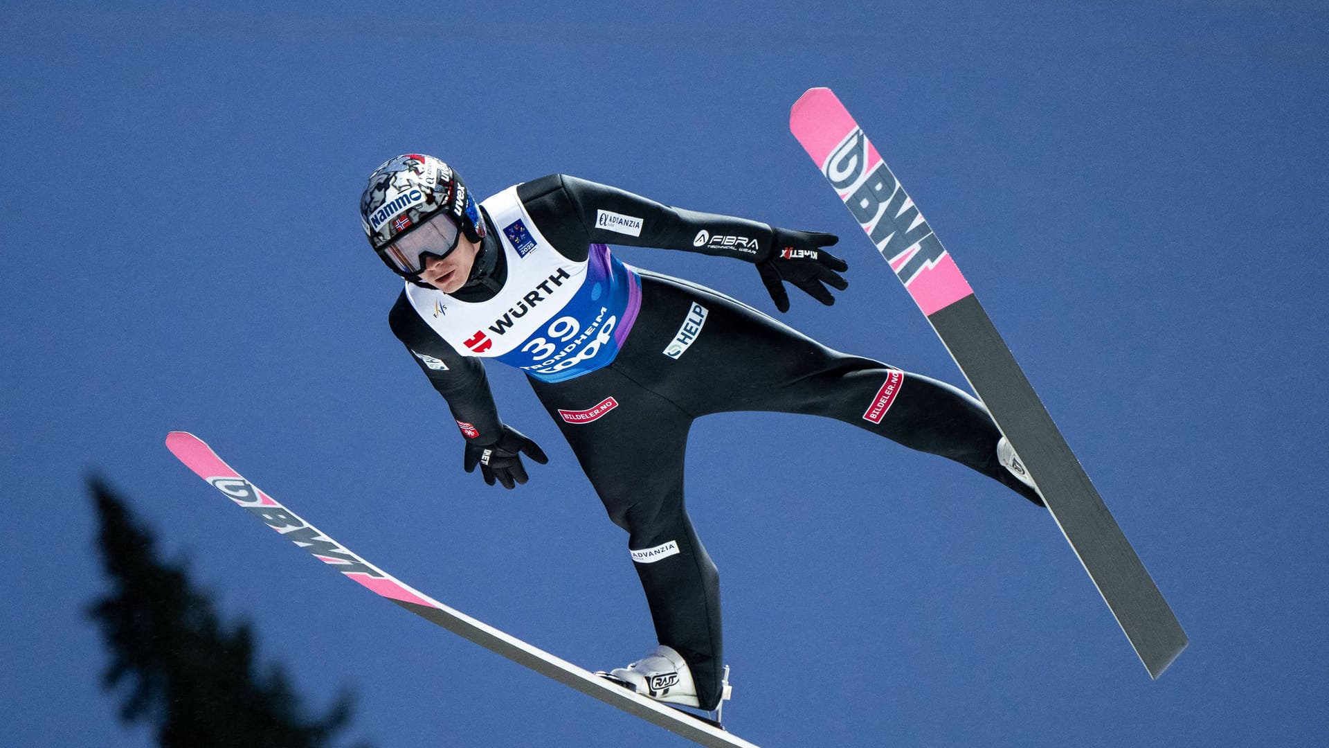 Marius Lindvik: Der Weltmeister von der Normalschanze wurde 2022 Olympiasieger von der Großschanze.