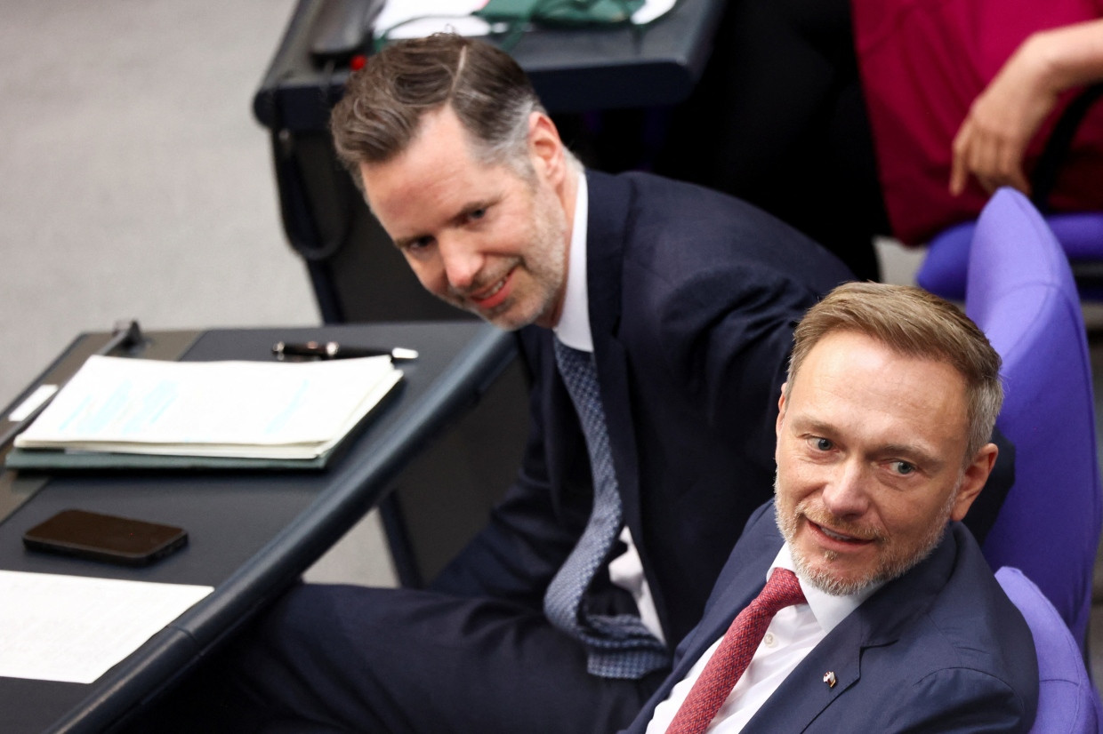 Gegen die Verschuldung: Christian Dürr und Christian Lindner am Donnerstag bei der Sondersitzung im Bundestag