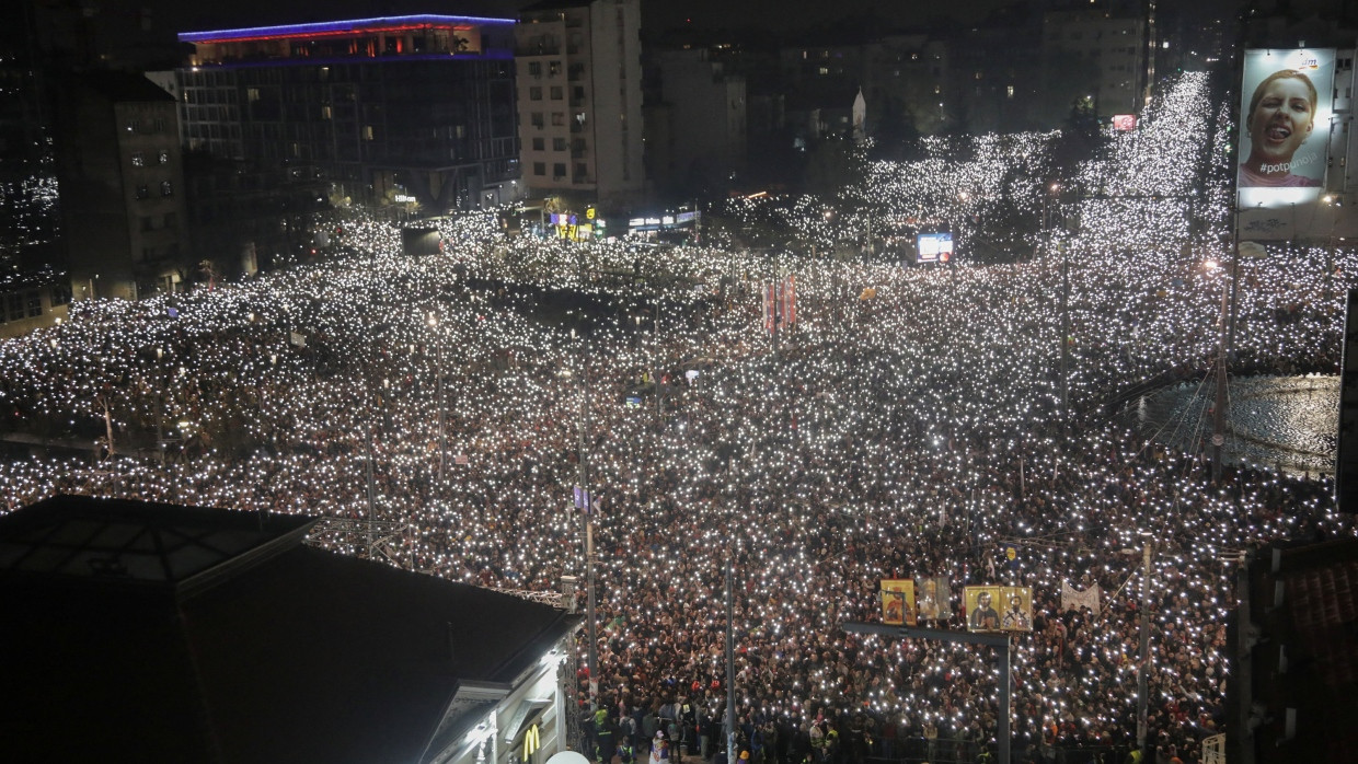 Die Kraft der schweigenden Masse: Demonstranten in Belgrad halten für jedes getötete Opfer in Novi Sad je eine Schweigeminute ab.