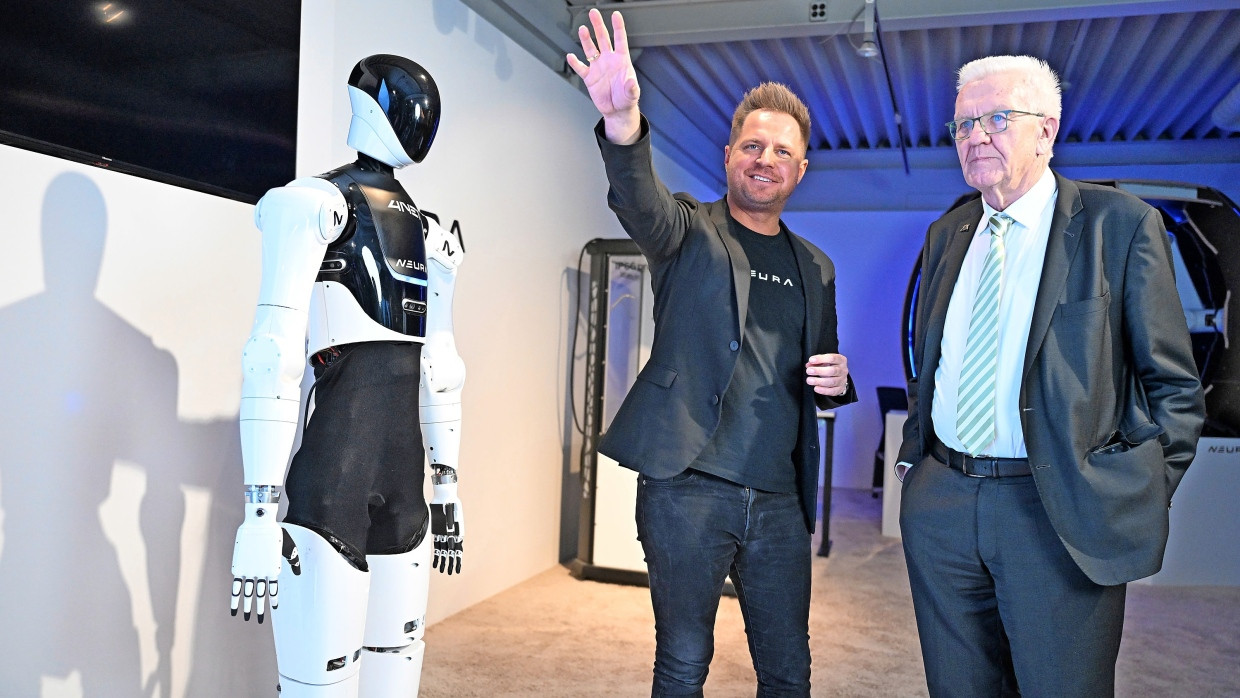 David Reger, Chef des Roboterherstellers Neura Robotics, (links) und Winfried Kretschmann, Ministerpräsident von Baden-Württemberg, stehen zusammen.