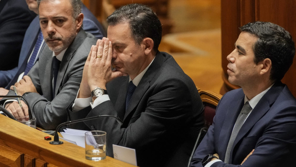 Ministerpräsident Luís Montenegro (zweiter v. links) verlor eine Abstimmung über die Vertrauensfrage im Parlament in Lissabon deutlich.