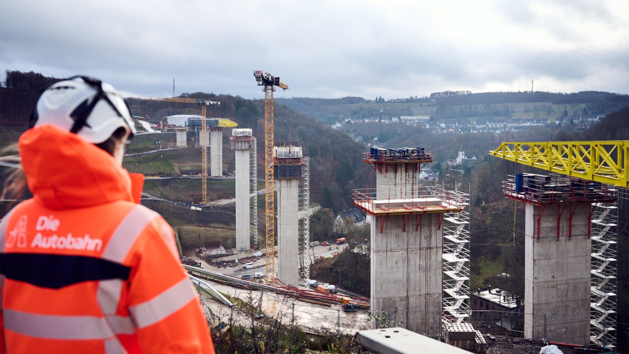 Blick auf die Brückenbaustelle für die A45 bei Lüdenscheid: Wachsen wird nur dann etwas, wenn Brücken und Bahnschienen schnell genehmigt und gebaut werden können.