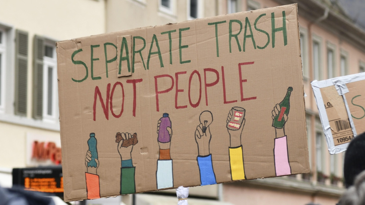 Im Februar 2025 demonstrierten hunderttausende in Deutschland gegen Rechtsextremismus – hier ein Schild von einer Demonstration in Heidelberg.