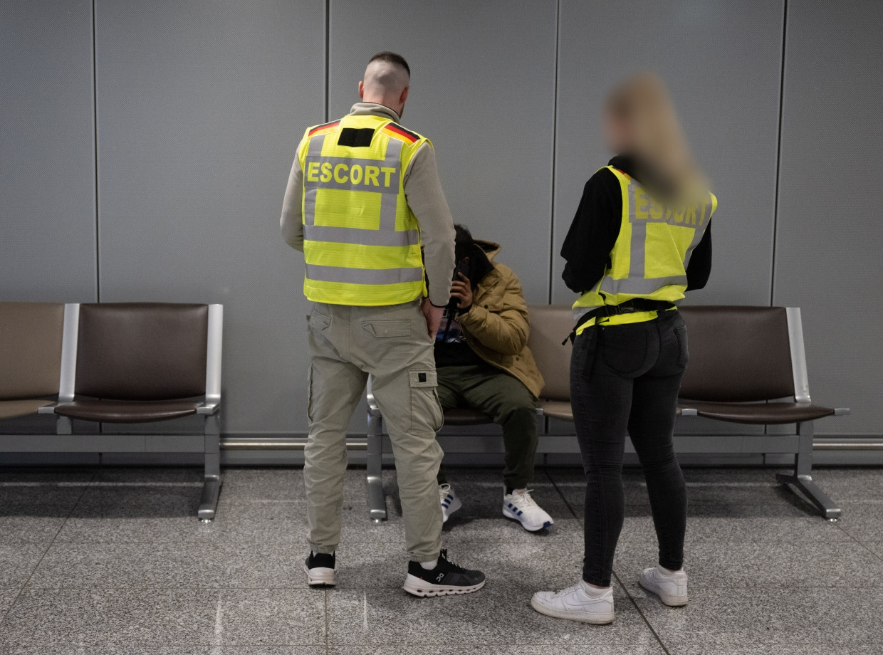 Beamte der Bundespolizei mit einem abgelehnten Asylbewerber aus Pakistan am Frankfurter Flughafen