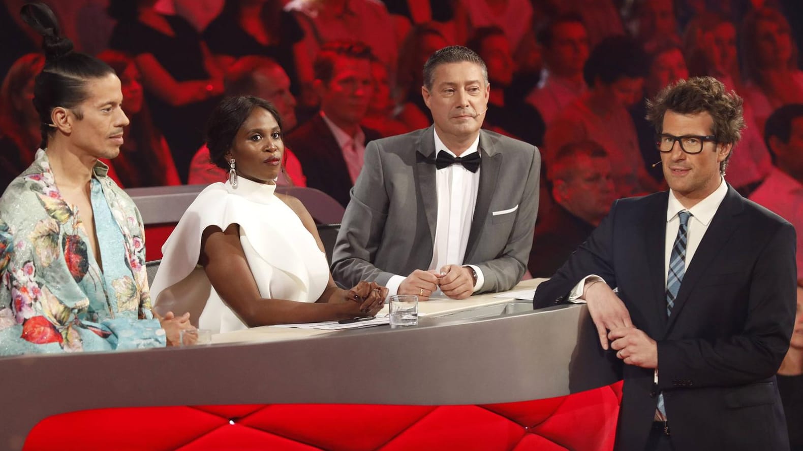 "Let's Dance": Jorge González, Motsi Mabuse und Joachim Llambi sitzen in der Jury, Daniel Hartwich moderiert die Show.