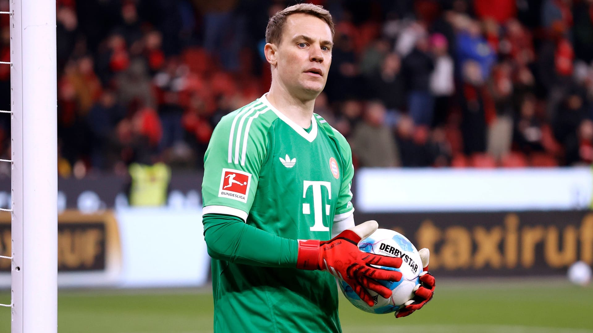 Bayern-Torwart Neuer am Ball: Auch der 38-Jährige muss sich auf neue Regeln einstellen.