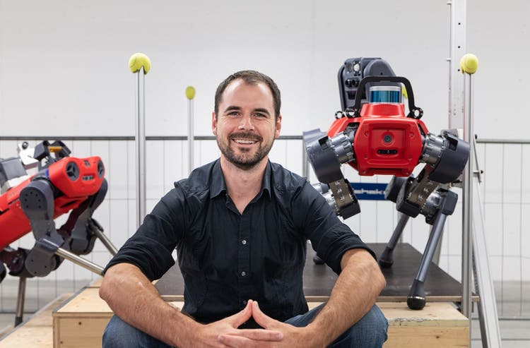 Marco Hutter mit zwei vierbeinigen Robotern von Anybotics.