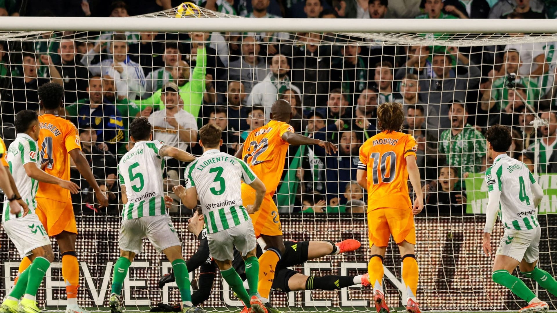 Das 1:1 für die Gastgeber: Johnny (r.) trifft gegen Real Madrid.