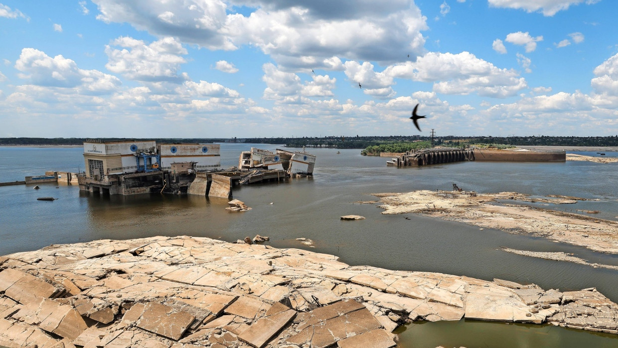 Reste des im Krieg zerstörten Wasserkraftwerks am Kachowka-Staudamm in der Süd-Ukraine im Juli 2023.