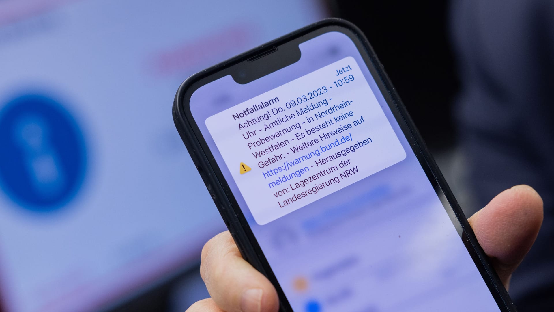 Warnmeldung auf einem Smartphone: In vier Bundesländern wird am Donnerstag ein Probealarm ausgelöst.