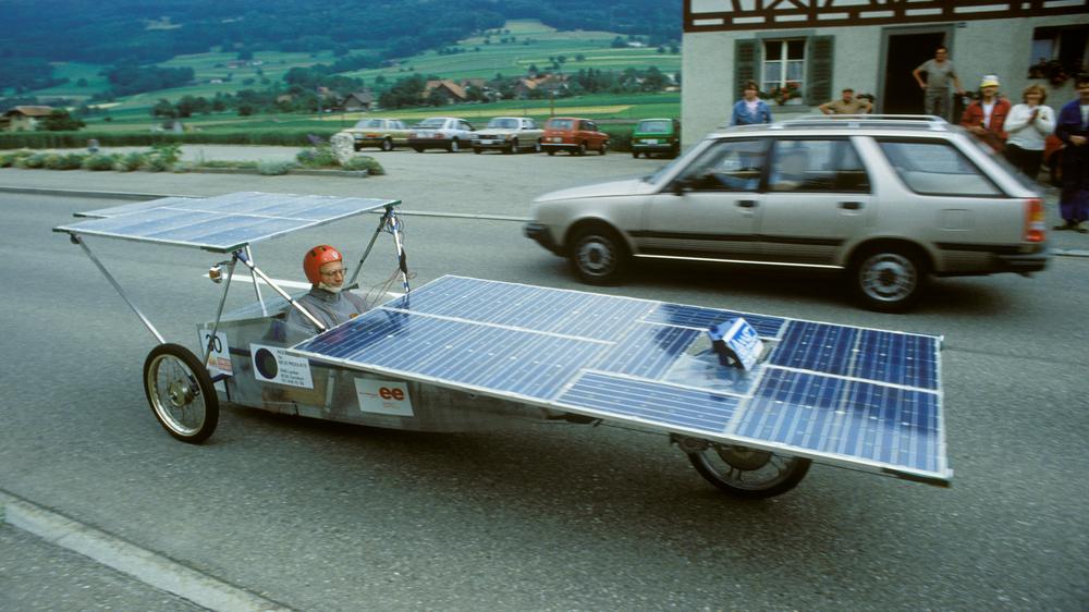 Solarautos: Die erste Tour de Sol 1985 war ein Stelldichein der Bastler und Tüftler. Hier der Physiker Willi Lanker in seinem Dreirad mobi1