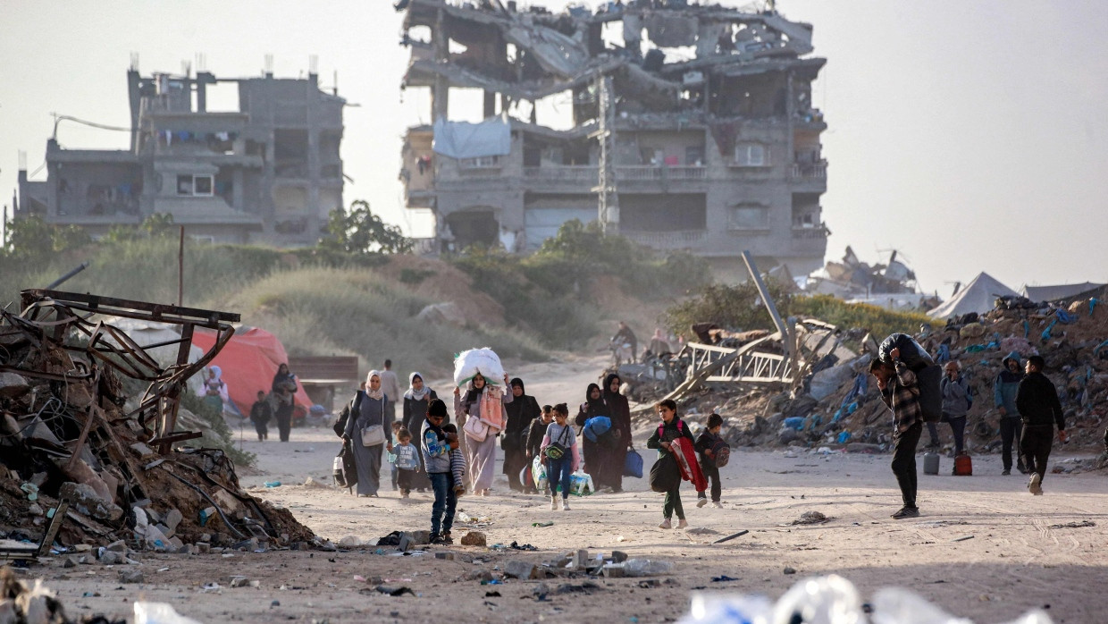 Menschen, die aus Beit Hanun im nördlichen Gazastreifen geflohen sind, kommen am Dienstag in Gaza-Stadt an.