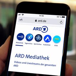 Die ARD-Mediathek ist auf dem Display eines Smartphones zu sehen