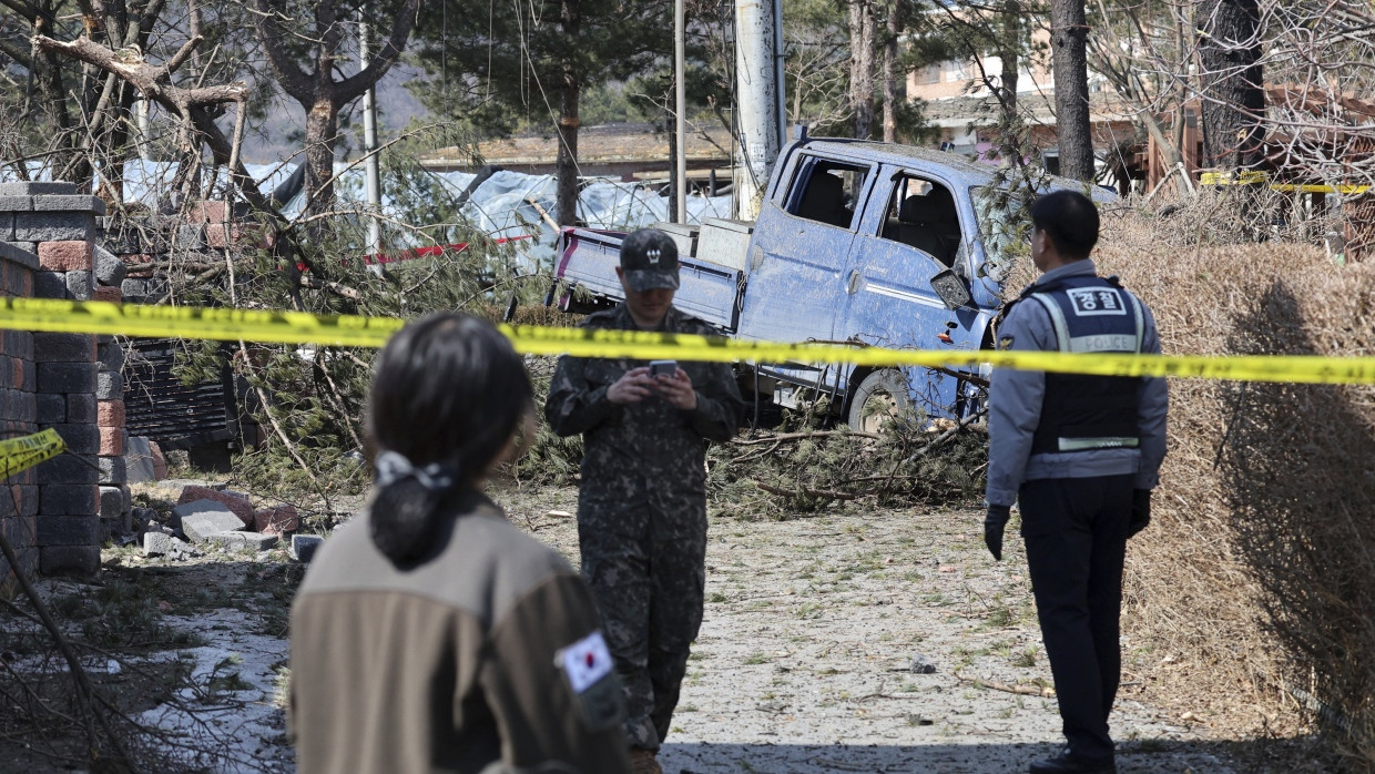 Südkorea, Pocheon, am Donnerstag: Ein Soldat der südkoreanischen Armee und ein Polizist stehen Wache an der abgesperrten Unfallstelle.