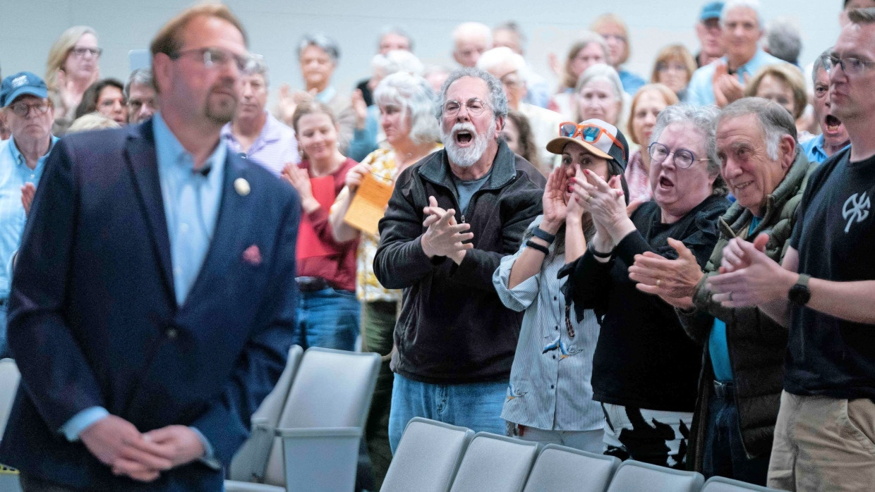 Wütende Zwischenrufe: Chuck Edwards  bei einer Bürgerversammlung in Asheville am 13. März