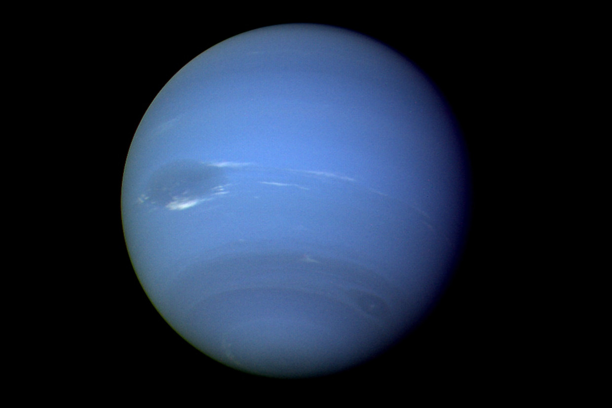 Der Gasplanet Neptun fotografiert beim Verbeiflug von Voyager 2 im August 1989.