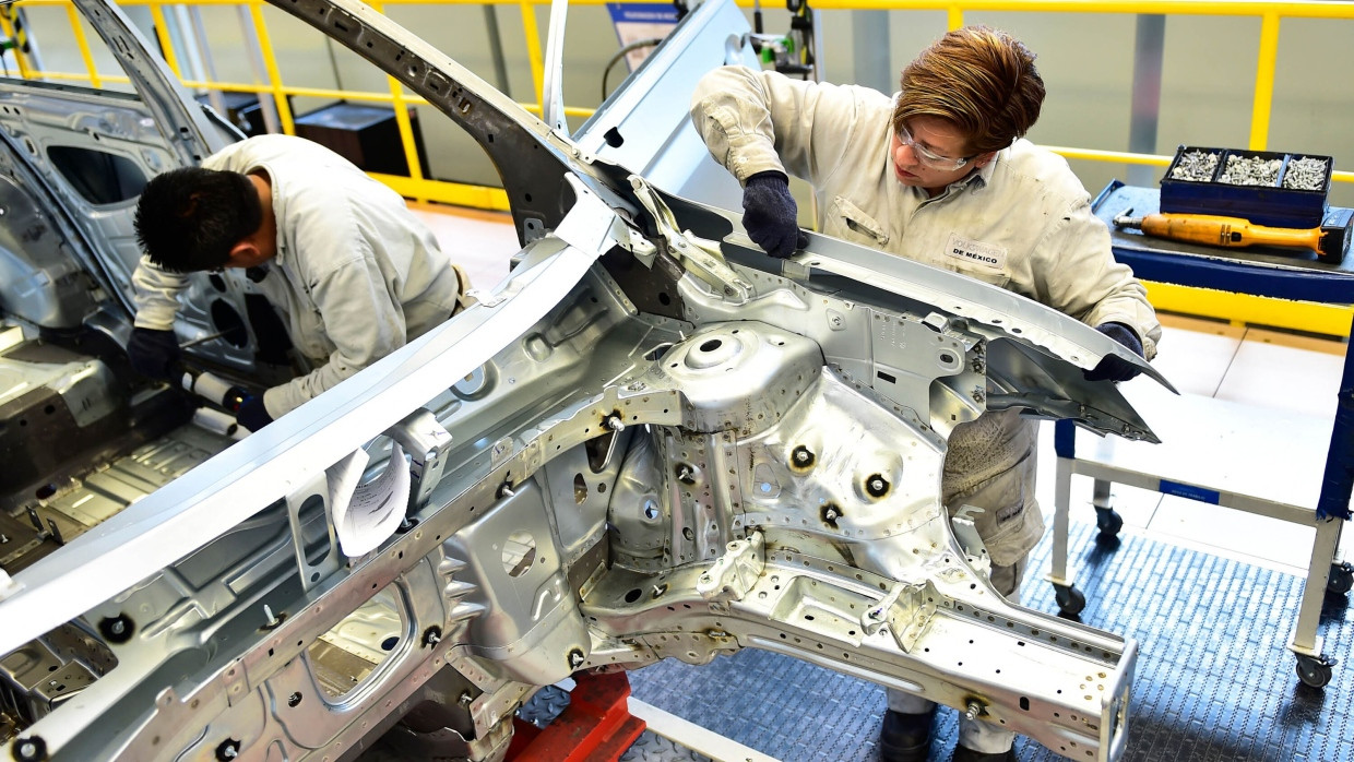 VW-Mitarbeiter arbeiten im Werk in Puebla in Mexiko. (Archivbild)