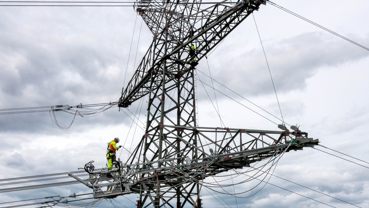 Bauarbeiten an neuen Strommasten nahe des Umspannwerkes Conneforde im niedersächsischen Wiefelstede (Symbolbild)