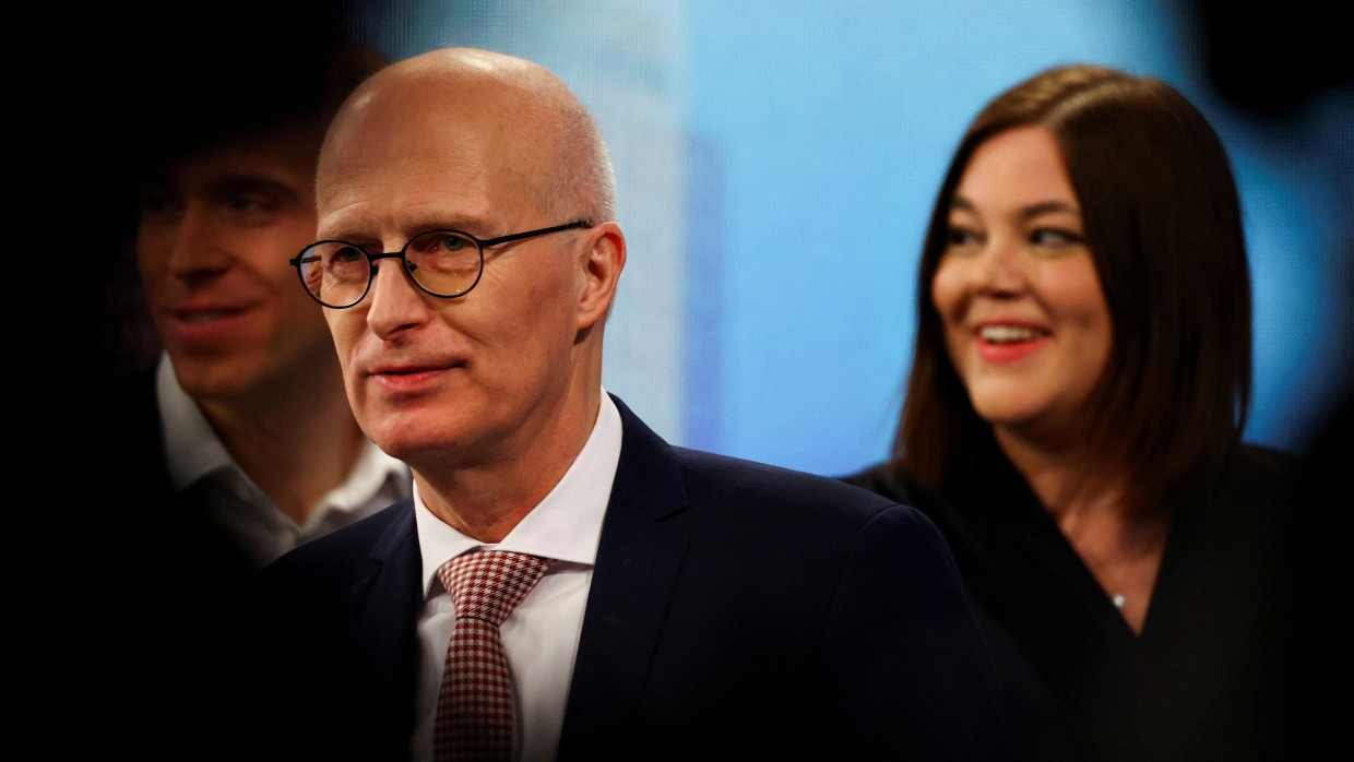 Peter Tschentscher (SPD), Erster Bürgermeister der Freien und Hansestadt Hamburg. Rechts von ihm die Spitzenkandidatin der Grünen, Katharina Fegebank. Links von ihm der Spitzenkandidat der CDU, Dennis Thering.