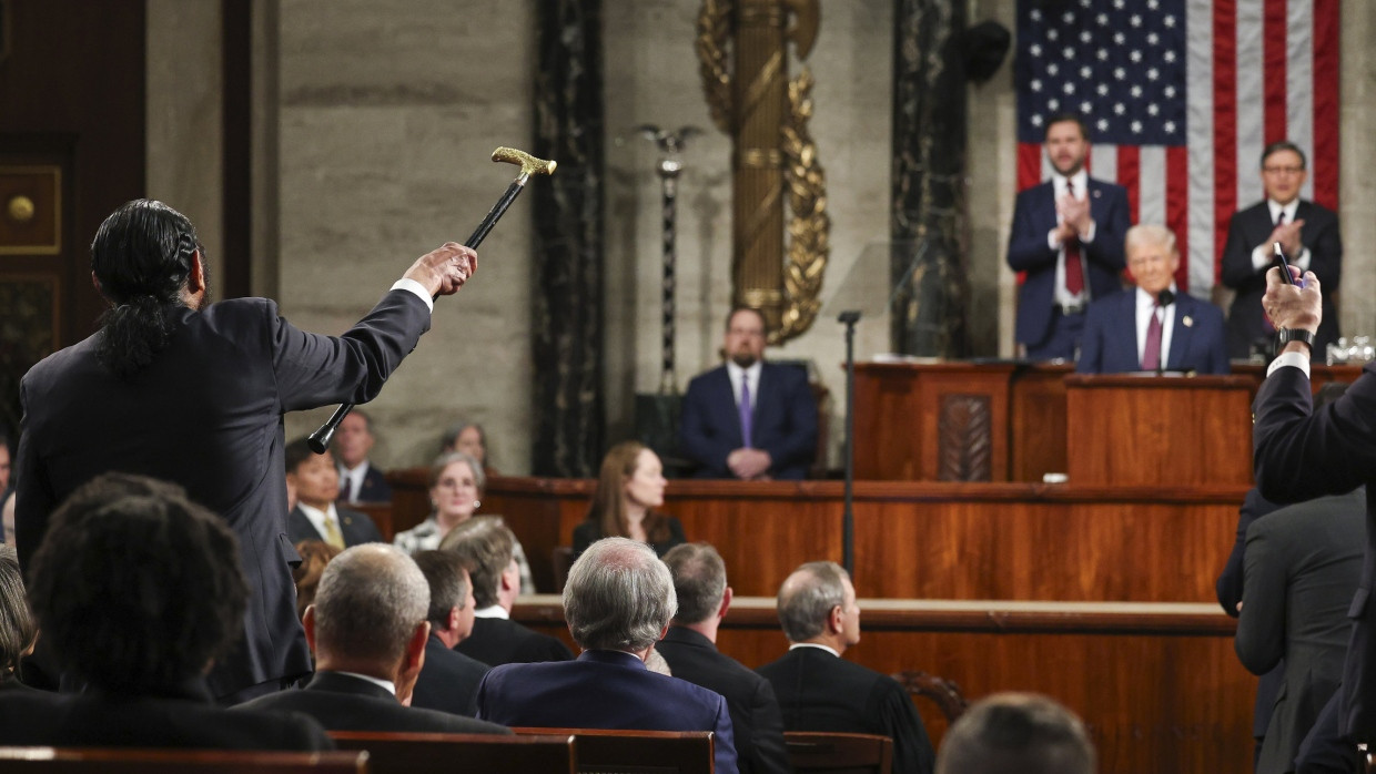 Der demokratische Abgeordnete Al Green schreit, als US-Präsident Donald Trump vor einer gemeinsamen Sitzung des Kongresses im Kapitol spricht.