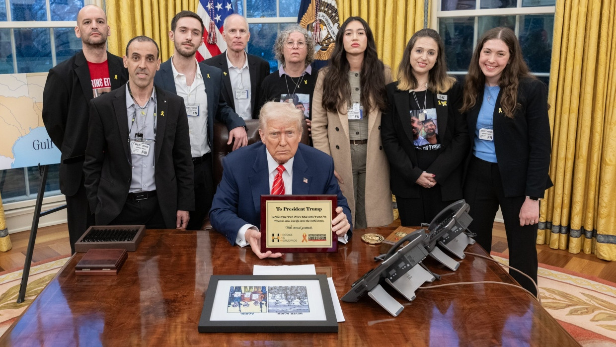 Trump posiert am 5. März mit freigelassenen israelischen Geiseln im Oval Office.