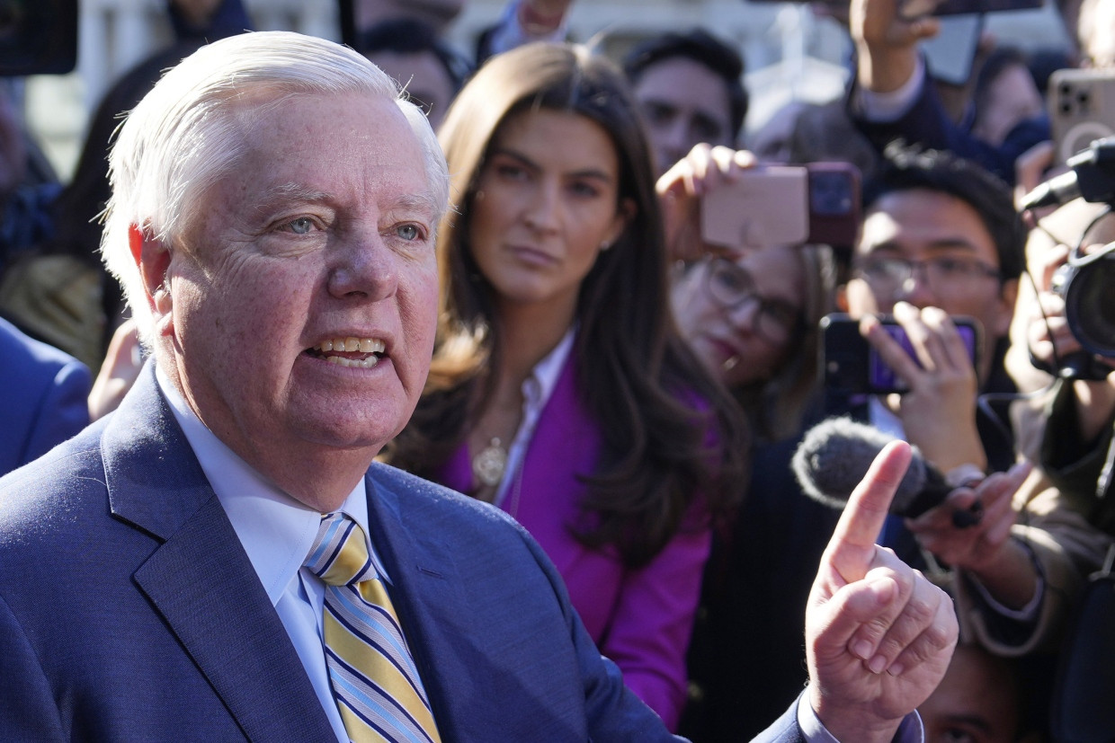 Der republikanische Senator Lindsey Graham  spricht zu Reportern vor dem Westflügel des Weißen Hauses in Washington am Freitag.