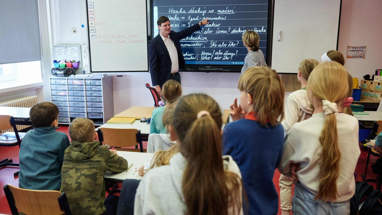 Der sächsische Kultusminister Conrad Clemens (CDU) Anfang März am Sorbischen Schul- und Begegnungszentrum Bautzen