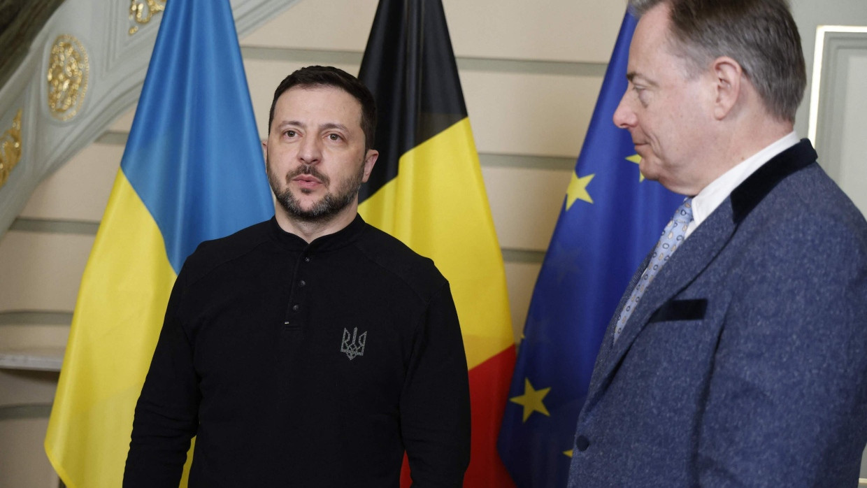 Der belgische Premierminister Bart De Wever  (rechts) begrüßt den ukrainischen Präsidenten Wolodymyr Selenskyj am Donnerstag in Brüssel.