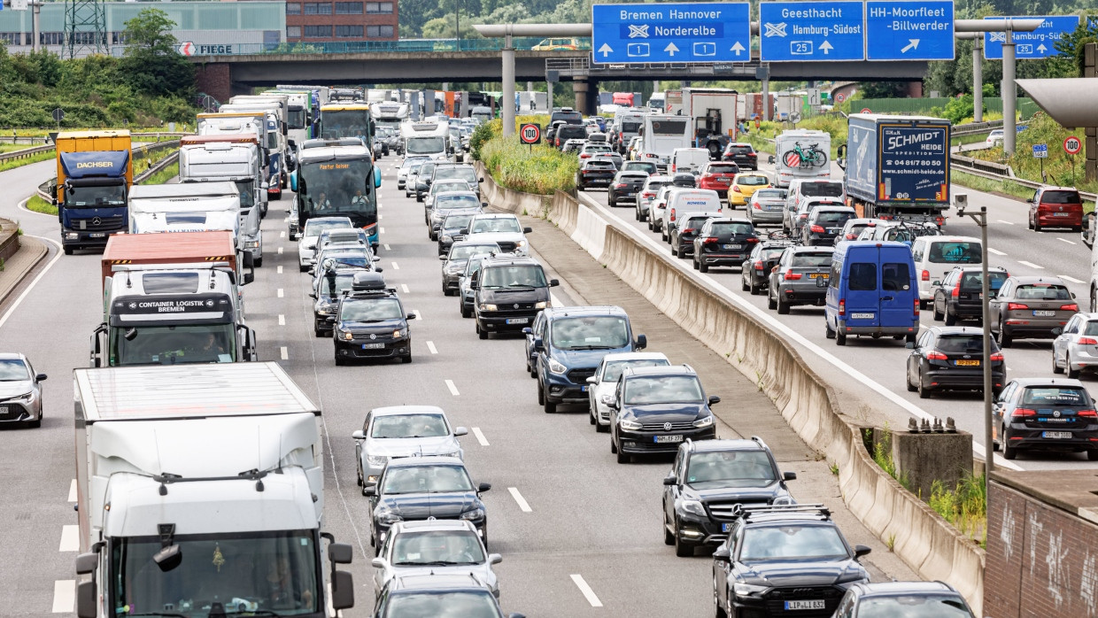 Geduldsprobe: Ferienverkehr staut sich im August 2023 auf der A1 Höhe Moorfleet.