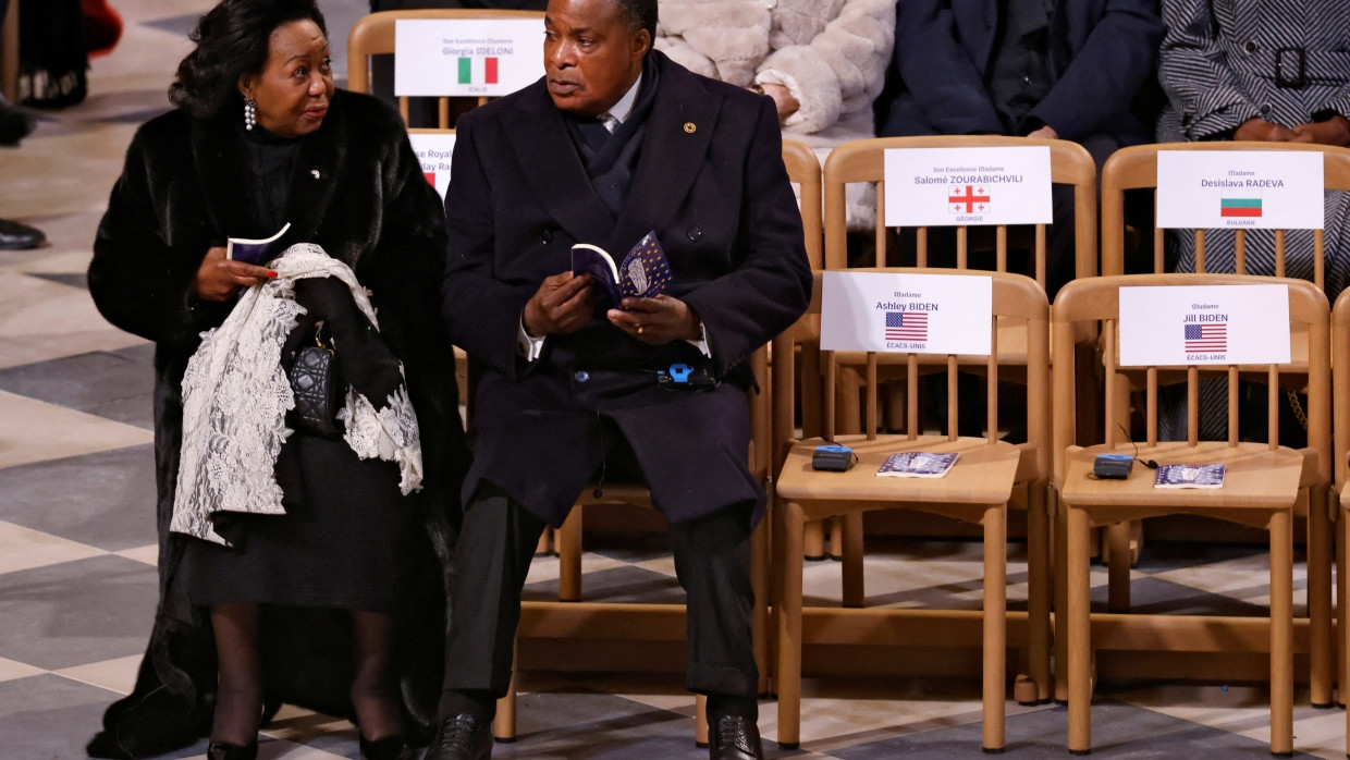 Kongos Präsident Denis Sassou Nguesso und seine Frau Antoinette (links) stehen im Dezember 2024 bei der Wiedereröffnung von Notre-Dame in Paris in der ersten Reihe.