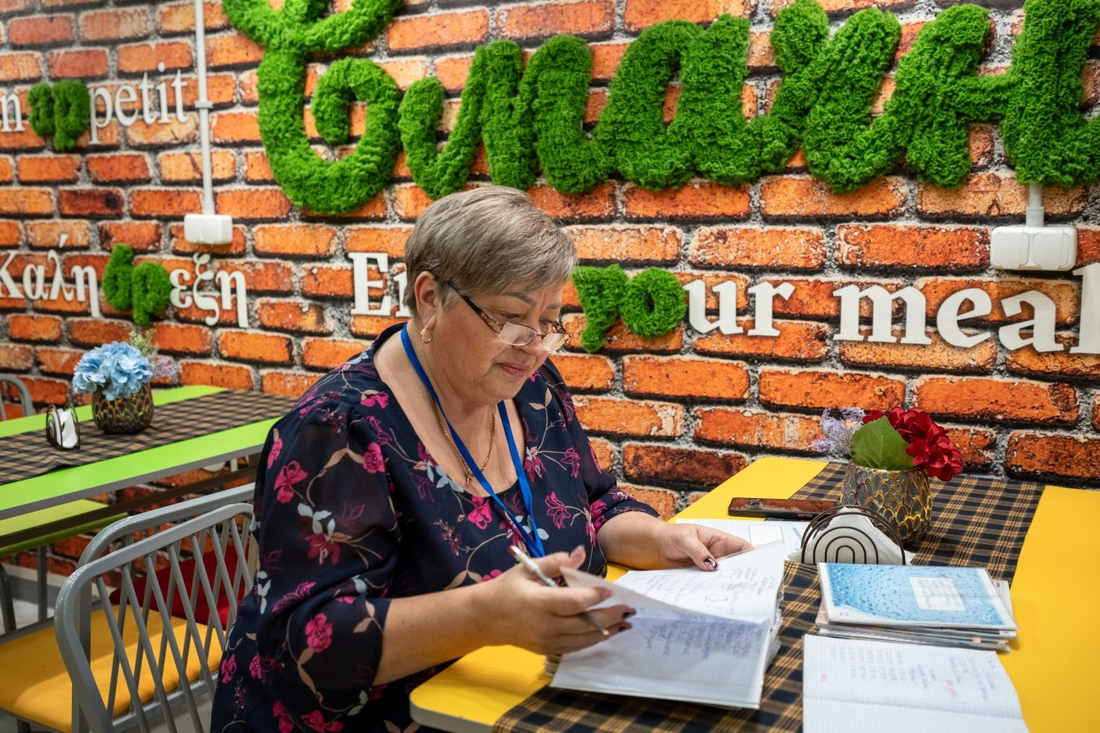 Die gute Seele der Schule: Olena Martinowa in der Cafeteria der 153. Gesamtschule in Charkiw