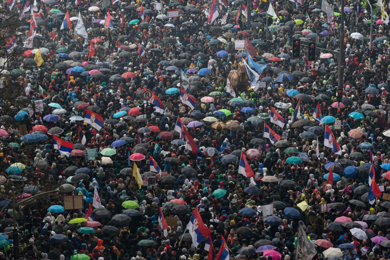 Demonstranten am Samstag vor dem serbischen Parlament in Belgrad