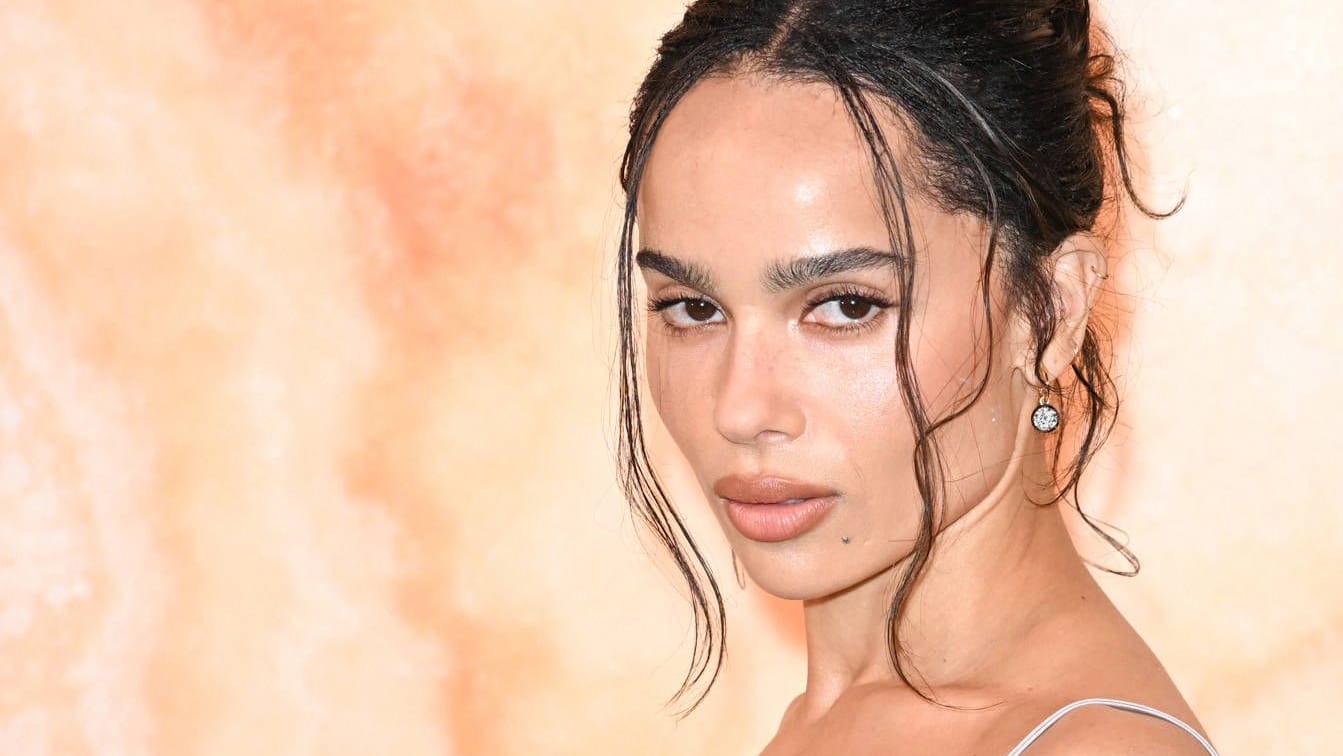 Zoë Kravitz: Bei der Saint Laurent Fashion Show zeigte sie viel Haut.