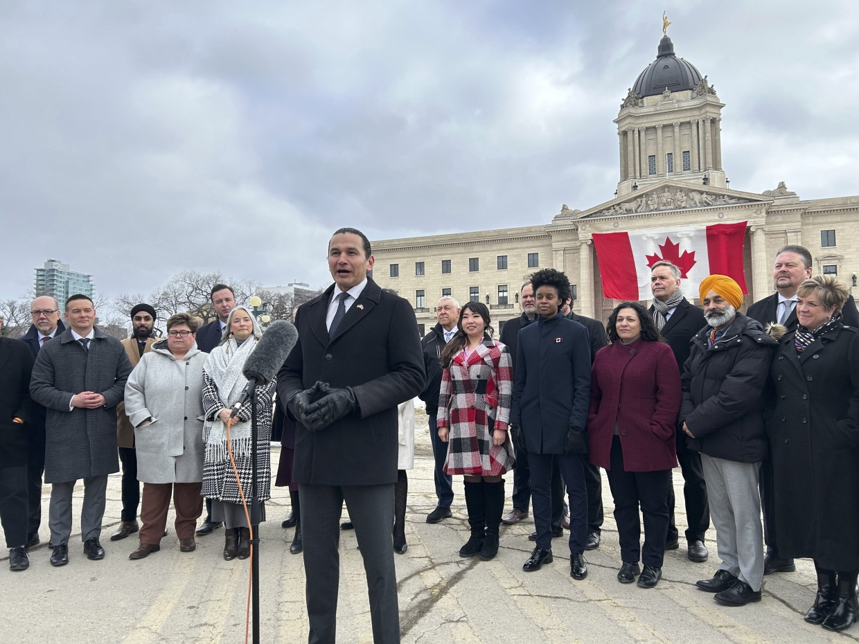 Entschlossen: Ministerpräsident Wab Kinew mit Parteifreunden Anfang März vorm Parlament