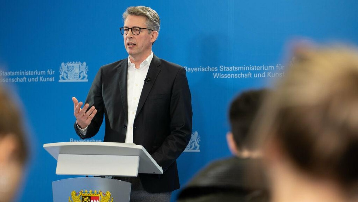 Wegen verschiedener Vorgänge an den freistaatlichen Museen musste sich Bayerns Kunst- und Wissenschaftsminister Markus Blume (CSU) zuletzt häufig zu geschichtspolitischen Fragen äußern.