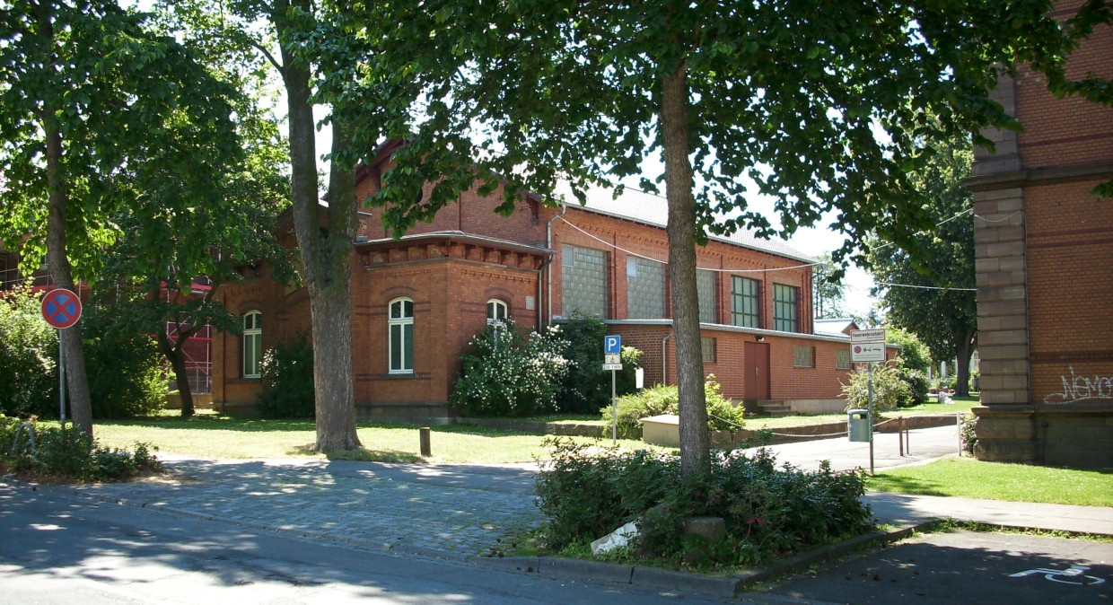 Wie Loriot und sein Historikerkollege Heinz-Gerhard Haupt besuchte Benjamin Hasselhorn das Gymnasium Corvinianum in Northeim. Die Schule, die ihre Geschichte bis auf die städtische Übernahme einer Klosterschule im Jahr 1477 zurückführt, ist nach Anton Corvinus (Rabe), dem Reformator Northeims, benannt. 2011 wurde im Zuge umfangreicher Umbaumaßnahmen unter anderem die Alte Turnhalle abgerissen.