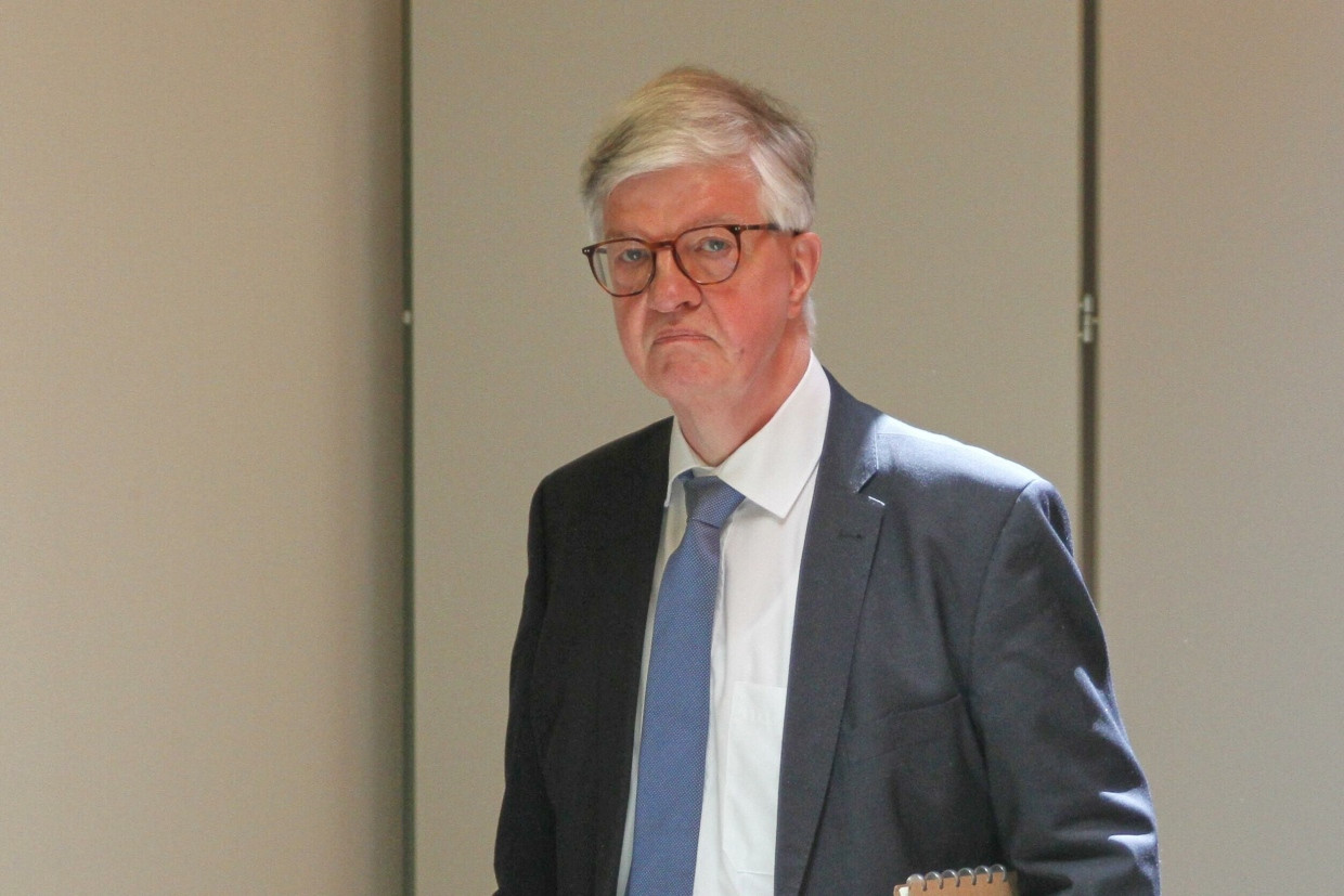 Karlheinz Weißmann wurde 1989 an der TU Braunschweig mit einer Arbeit über „Die Entwicklung der politischen Symbolik der deutschen Rechten“ promoviert und verfolgte sein Thema in der politischen Praxis weiter. Er war Benjamin Hasselhorns Geschichtslehrer in Northeim.