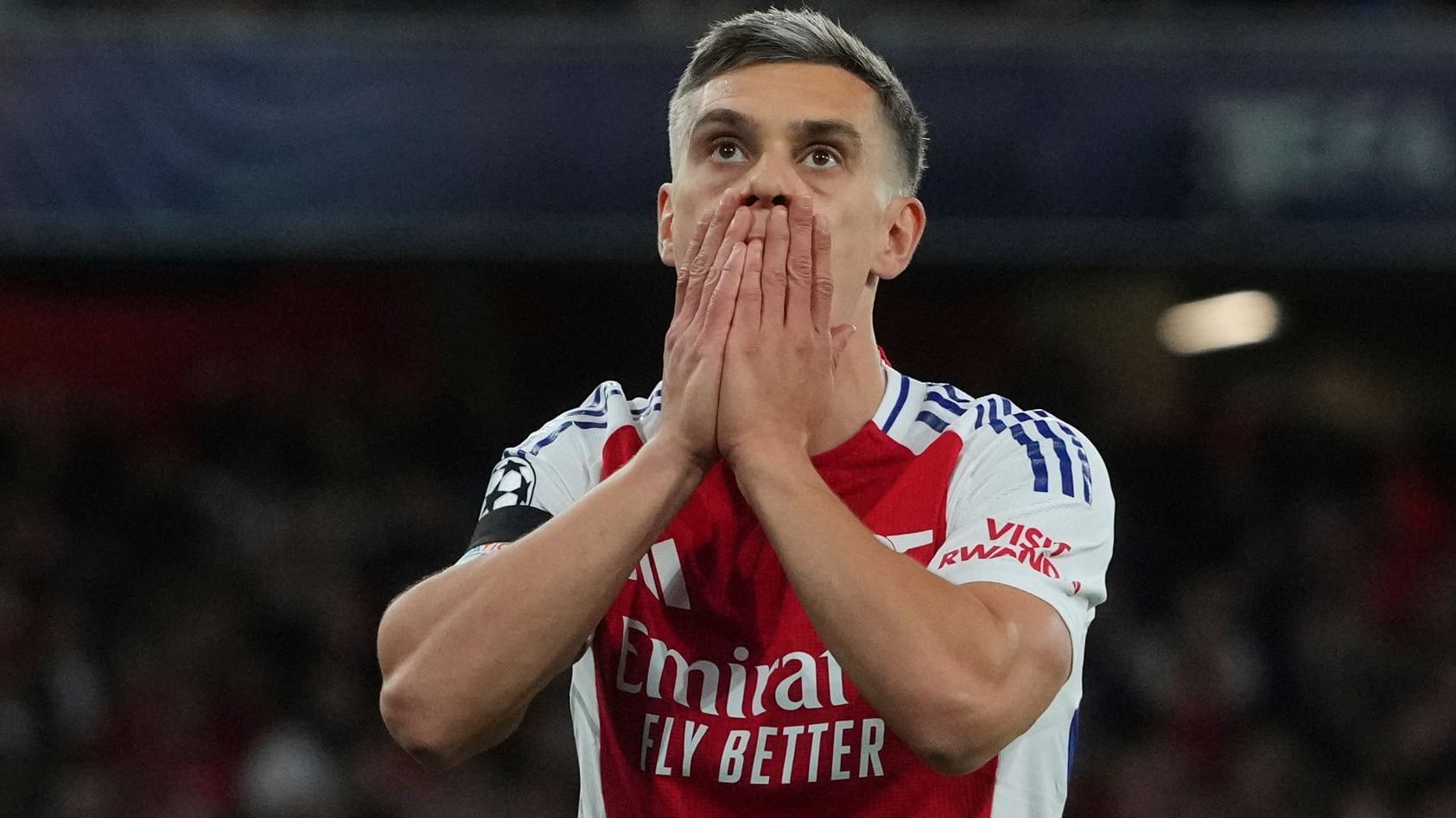 Fassungslos: Arsenals Leandro Trossard im Spiel gegen PSG. Fassungslos: Arsenals Leandro Trossard im Spiel gegen PSG.
