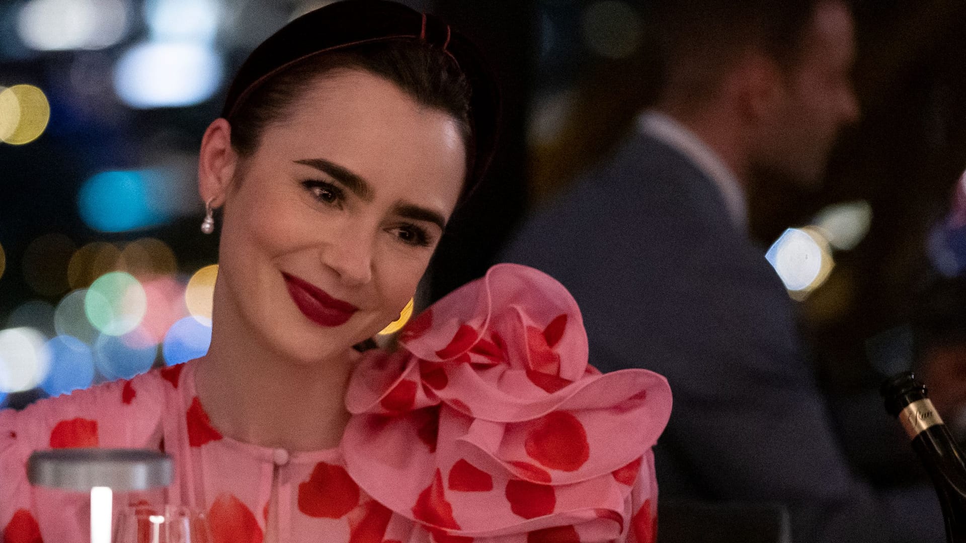 "Emily in Paris": Lily Collins spielt die Hauptrolle.