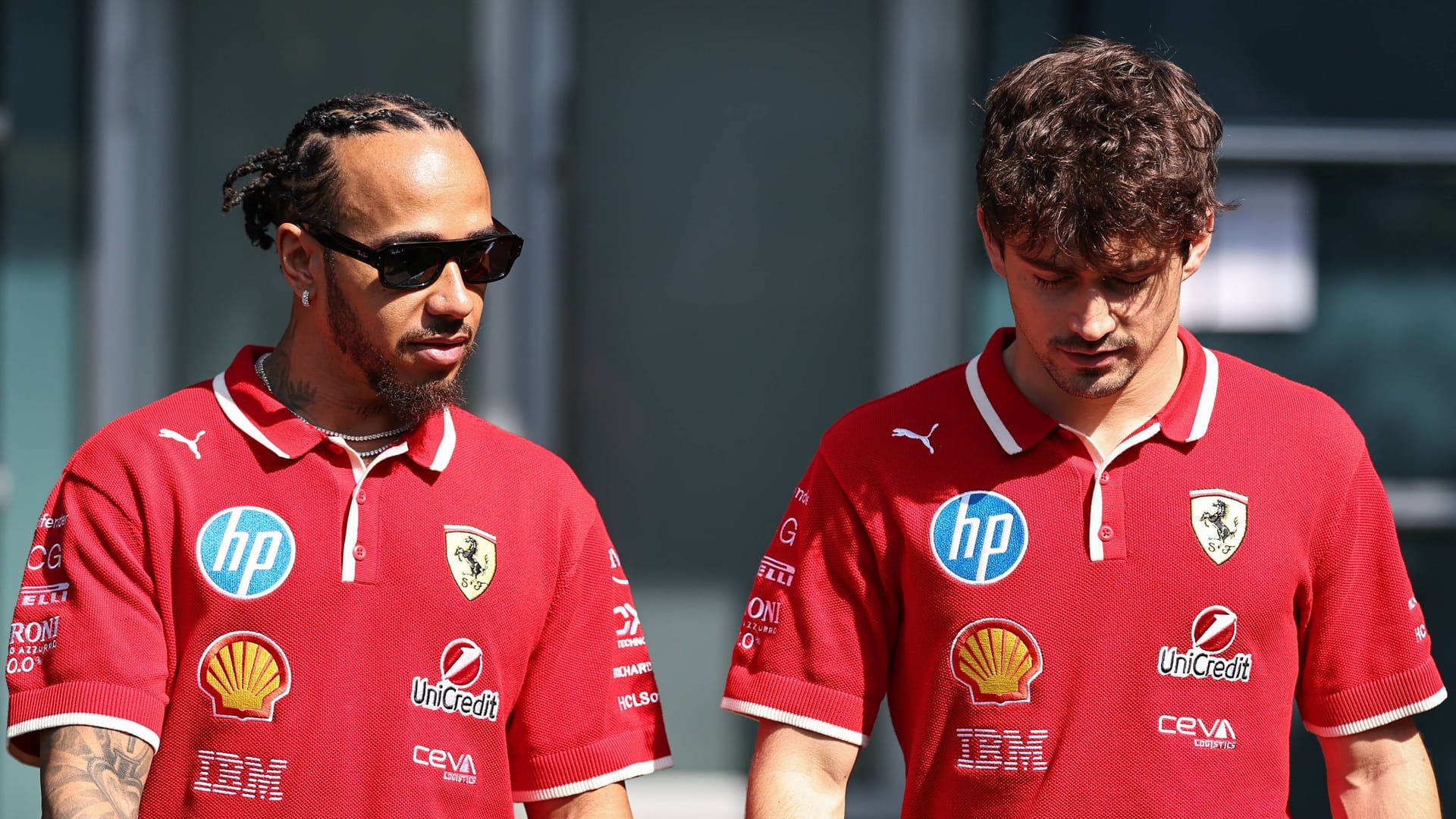 Lewis Hamilton (li.) und Teamkollege Charles Leclerc im traditionellen Ferrari-Rot: Seit 2025 gemeinsam für die "Scuderia". Lewis Hamilton (li.) und Teamkollege Charles Leclerc im traditionellen Ferrari-Rot: Seit 2025 gemeinsam für die "Scuderia".