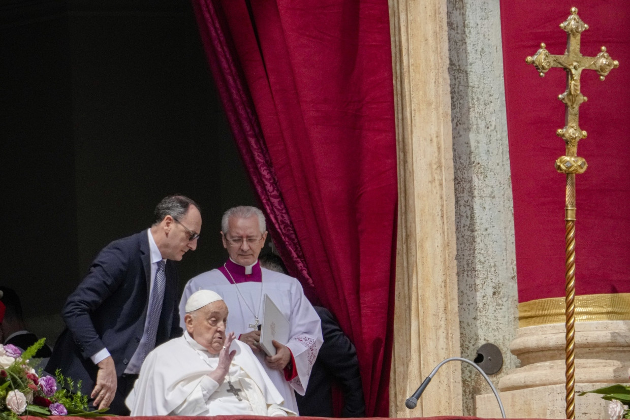 20. April 2025, Vatikan, Vatikanstadt: Papst Franziskus erscheint in der zentralen Loge des Petersdoms, um am Ende der von Kardinal Comastri geleiteten Ostermesse auf dem Petersplatz im Vatikan den Segen Urbi et Orbi (lateinisch für "der Stadt und der Welt") zu erteilen.