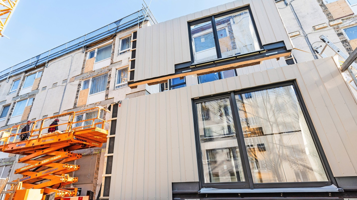 Ais Alt mach Neu: Fassadenelemente mit modernen Fenstern werden für den Einbau vorbereitet.