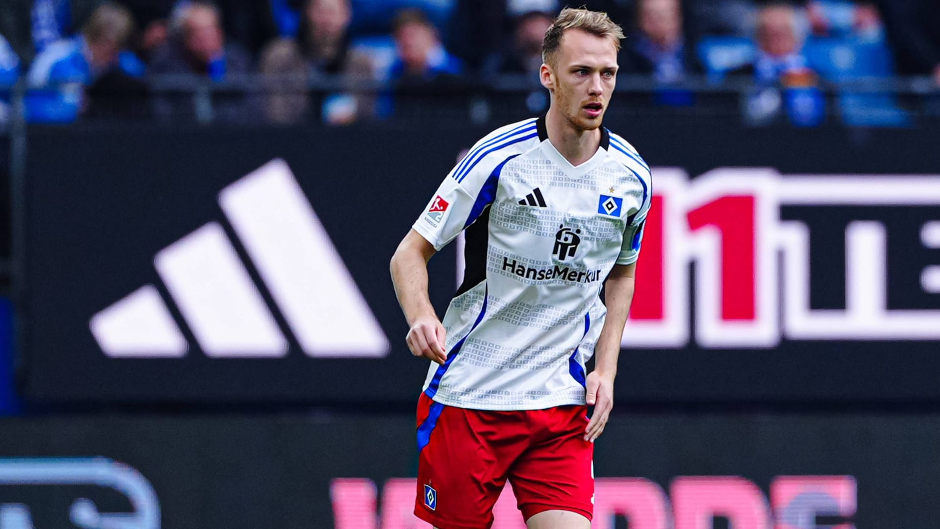 HSV-Kapitän Sebastian Schonlau am Ball: Fünf Spiele vor Schluss sind die "Rothosen" Tabellenführer der 2. Bundesliga.