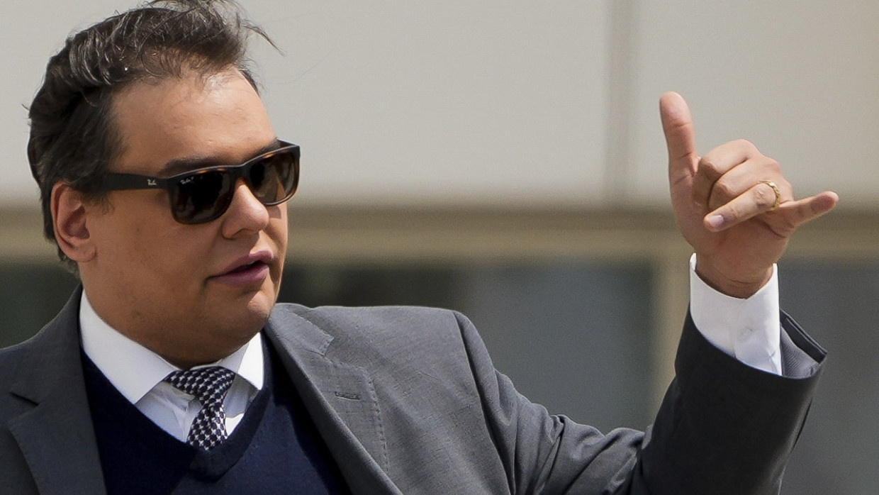 Der ehemalige US-Abgeordnete George Santos verlässt das Bundesgericht, nachdem er wegen Betrugs und Identitätsdiebstahls zu mehr als sieben Jahren Gefängnis verurteilt wurde.