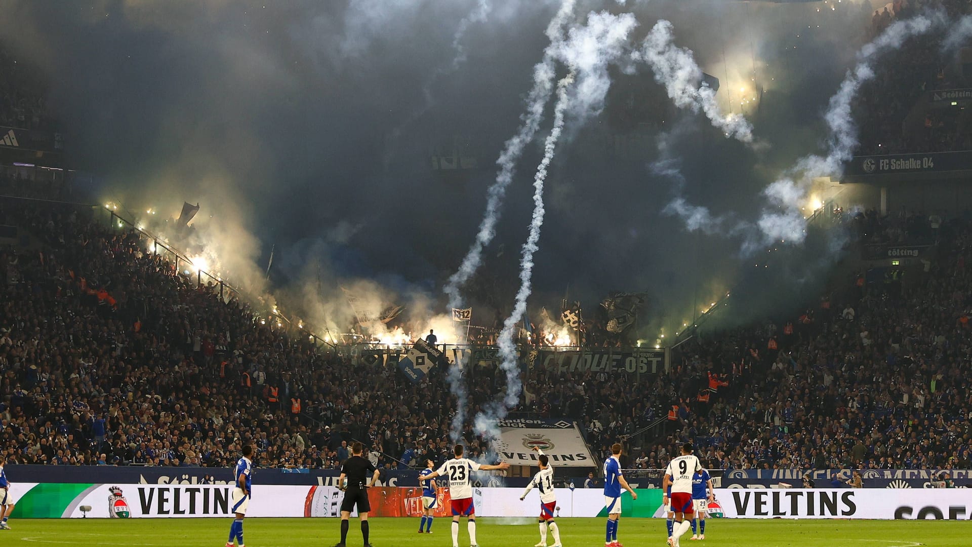 Raketen fliegen durch die Veltins-Arena: Die Aktion der HSV kam bei Führung ihres Vereins. Raketen fliegen durch die Veltins-Arena: Die Aktion der HSV kam bei Führung ihres Vereins.