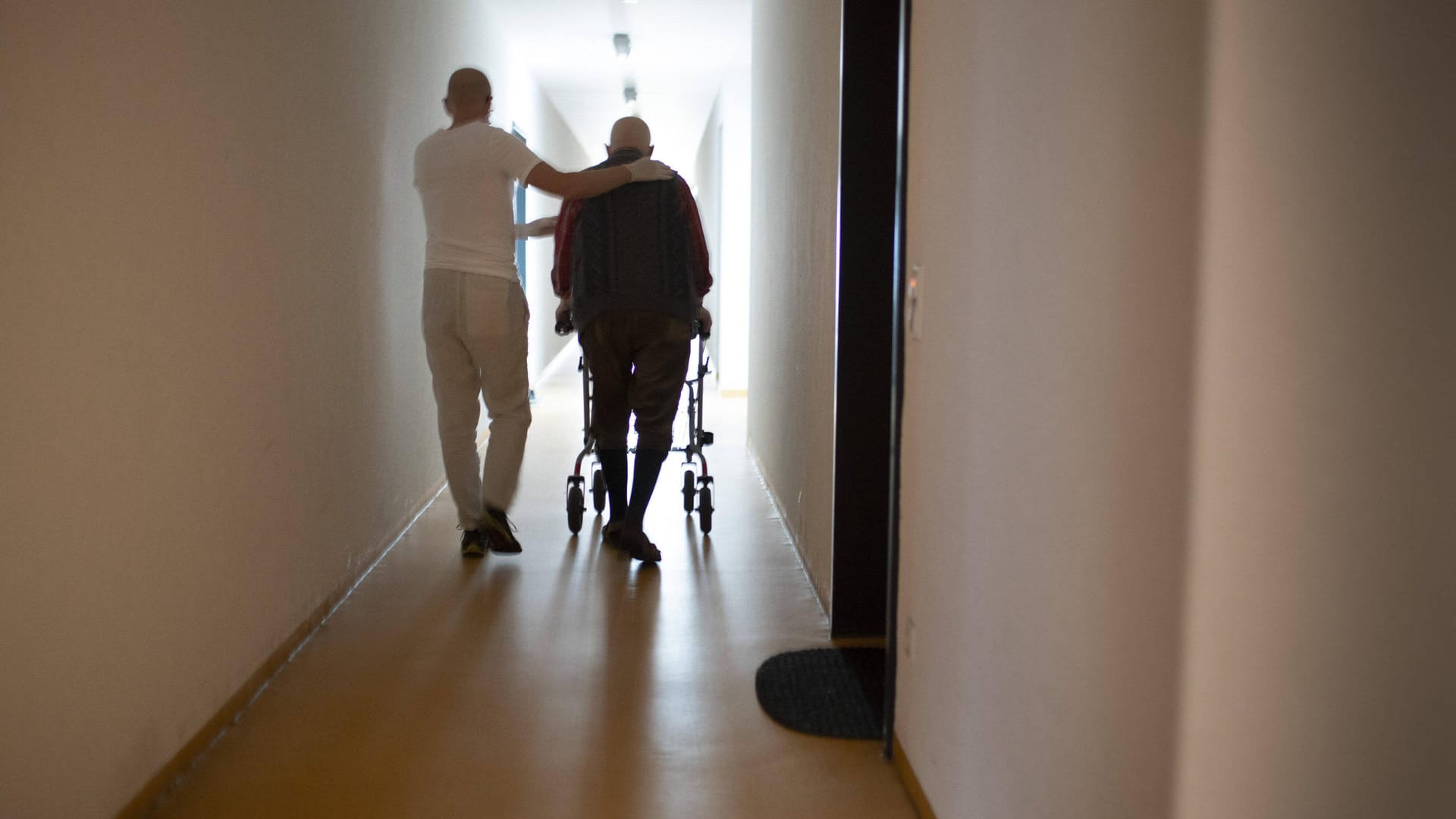 Thema: Altenpfleger und Mann mit Rollator im Hausflur, Heidelberg, 11.06.2020. Heidelberg Deutschland *** Topic geriatri